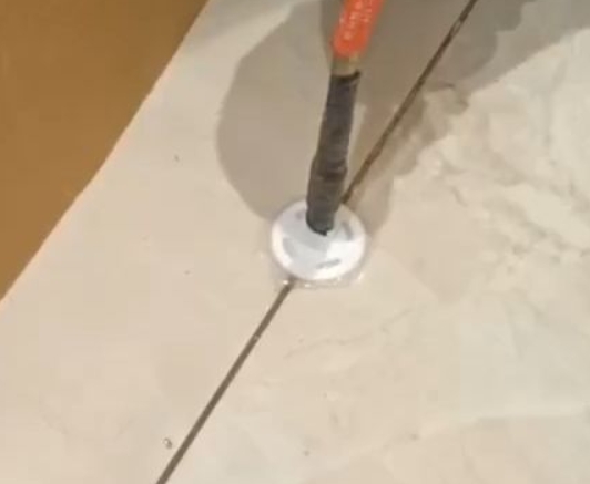 荆州瓷砖空鼓维修公司专业解答瓷砖在铺贴过程中，如果没有涂抹均匀到位的粘结材料（如水泥砂浆或瓷砖胶），可能会导致以下问题