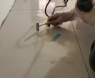 荆州瓷砖开裂维修公司专业分享瓷砖在铺贴前如果没有沥干水分，将会导致以下问题